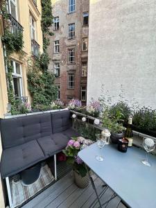 een balkon met een tafel en wijnglazen erop bij charming and cozy apartment in Berlijn
