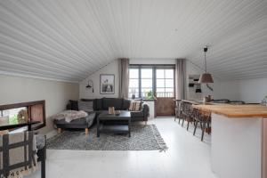 ein Wohnzimmer mit einem Sofa und einem Tisch in der Unterkunft Brudtallen in Fryksås