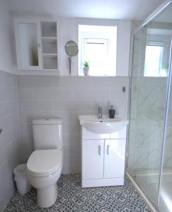 a bathroom with a toilet and a sink and a shower at Modern 3 Bedroom Home in Northampton by HP Accommodation - Free Parking & Super Fast WiFi in Northampton