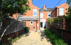 an empty alley in front of a brick building at Modern 3 Bedroom Home in Northampton by HP Accommodation - Free Parking & Super Fast WiFi in Northampton