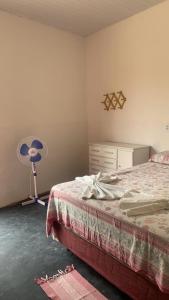 Schlafzimmer mit einem Bett und einem Ventilator in der Unterkunft Pousada Ventos Pécem in São Gonçalo do Amarante