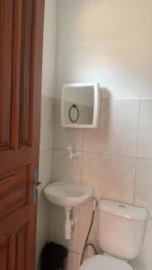 ein Bad mit einem WC und einem Waschbecken in der Unterkunft Pousada Ventos Pécem in São Gonçalo do Amarante