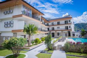 um edifício em minium com piscina e um resort em Majestic Lake Front Hotel & Suites em Pokhara