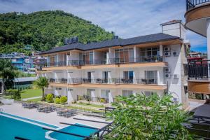 Majestic Lake Front Hotel & Suites 내부 또는 인근 수영장