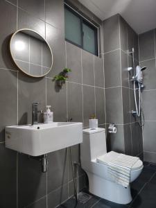 uma casa de banho com um lavatório, um WC e um espelho. em NEW Sunway Greenfield Home 2-6pax 5mins to Sunway Pyramid em Petaling Jaya
