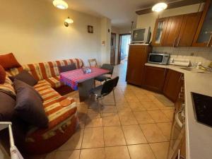 Η κουζίνα ή μικρή κουζίνα στο Apartament Zakopane +4 φωτογραφίες