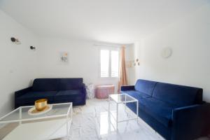 ein Wohnzimmer mit zwei blauen Sofas und einem Tisch in der Unterkunft Studio - Luxury Home in Bussy-Saint-Georges