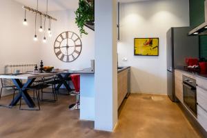 Kuchnia lub aneks kuchenny w obiekcie Loft Center Burgos by Unique Rooms