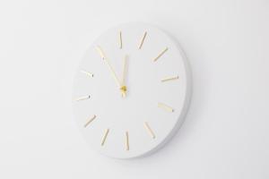 eine weiße Uhr isoliert auf weißem Hintergrund in der Unterkunft Studio - Luxury Home in Bussy-Saint-Georges + 2 Fotos