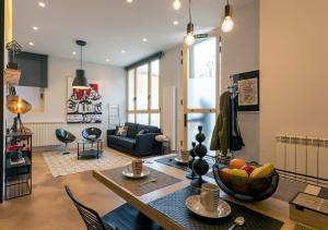 salon ze stołem i kanapą w obiekcie Loft Center Burgos by Unique Rooms w mieście Burgos