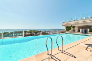 Der Swimmingpool an oder in der Nähe von Apartment Napoleon with terrace Golfe Juan