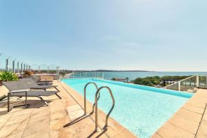 Der Swimmingpool an oder in der Nähe von Apartment Napoleon with terrace Golfe Juan