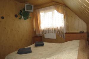 Giường trong phòng chung tại Bilyy Kamin Guest House