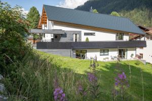een huis op een heuvel met een tuin bij Starla 4 in Sankt Anton am Arlberg