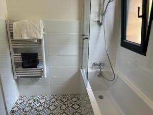 Koupelna v ubytování Villa luxueuse avec sauna et jacuzzi + 29 fotografií