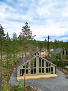 eine Luftansicht eines Hauses im Wald in der Unterkunft Nybyggda parhus i Idre in Idrefjäll