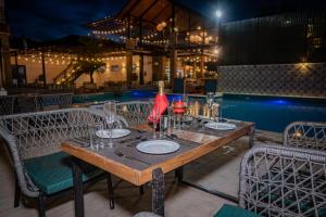 Majestic Lake Front Hotel & Suites 내부 또는 인근 수영장