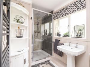 a bathroom with a sink and a shower at Inny Brook Cottage in Camelford +21 photos