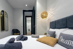 Łóżko lub łóżka w pokoju w obiekcie Loft Center Burgos by Unique Rooms