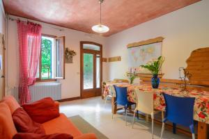 ein Wohnzimmer mit einem langen Tisch und Stühlen in der Unterkunft Casa Cervade in Palazzo Del Maino