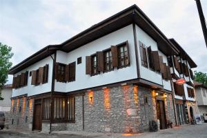 un edificio con ventanas de madera en una calle en Yorgancıoglu Konak, en Safranbolu