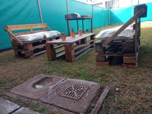 2 lits en bois et une table dans un champ dans l'établissement Mi hogar, es tu hogar., à San Martín