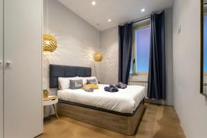 sypialnia z łóżkiem i oknem w obiekcie Loft Center Burgos by Unique Rooms w mieście Burgos