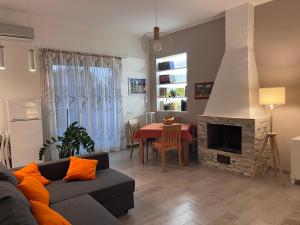 een woonkamer met een bank en een open haard bij La Casa di Dada in Terrasini