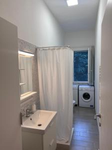 een badkamer met wastafel en wasmachine bij La Casa di Dada in Terrasini +29 foto's