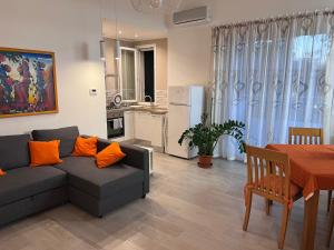 een woonkamer met een bank en een eettafel bij La Casa di Dada in Terrasini