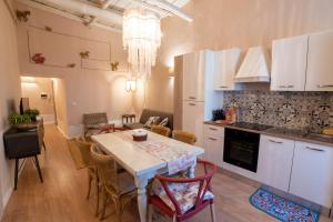 a kitchen and dining room with a table and chairs at Appartamento Casti in Montefiascone
