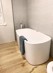 盧戈內斯的住宿－Apartamento bonito，浴室配有白色浴缸及水槽