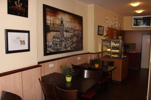 een restaurant met tafels en stoelen en een foto aan de muur bij Altan Hotel in Hamburg