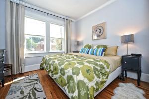 sypialnia z łóżkiem i dużym oknem w obiekcie The Home Collection CLT: Kirkwood Avenue w mieście Charlotte