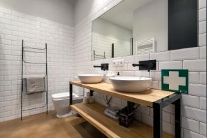 łazienka z dwiema umywalkami i toaletą w obiekcie Loft Center Burgos by Unique Rooms w mieście Burgos +22 zdjęcia