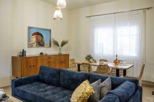 a living room with a blue couch and a table at Marios house 