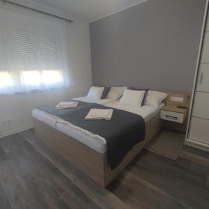um quarto com uma cama com duas toalhas em Horváth Apartman em Fertőd