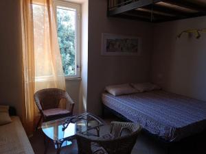 1 dormitorio con cama, mesa y ventana en Deliziosa Porzione di Casale, en Pescia Romana