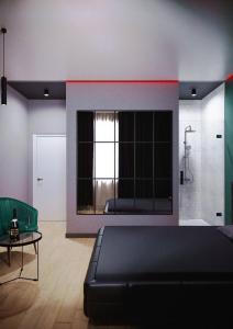 een woonkamer met een bed en een tafel bij Relax Mini Hotel Jindřišská in Praag