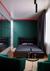 een slaapkamer met een bed en een tafel en stoelen bij Relax Mini Hotel Jindřišská in Praag