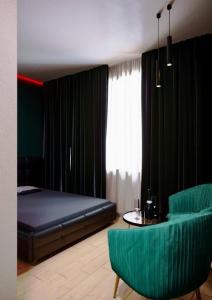Een bed of bedden in een kamer bij Relax Mini Hotel Jindřišská
