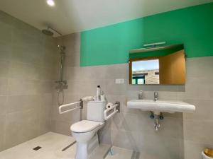 ein Bad mit einem WC und einem Waschbecken in der Unterkunft O TEU SITIO in Ribadeo