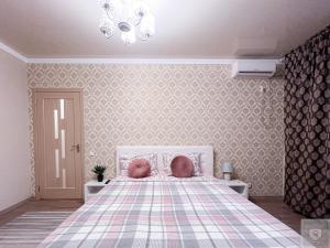 una camera da letto con un letto con cuscini rosa di RentHouse Apartments Comfort Flat a Chişinău