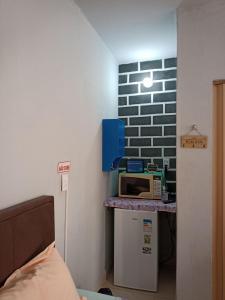 um quarto com um micro-ondas em cima de um balcão em Suite para seu descanço em Indaiatuba