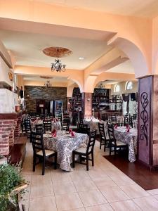 une salle à manger avec des tables et des chaises dans un restaurant dans l'établissement Pensiunea CASA MOLDOVEANA, à Piatra Neamţ