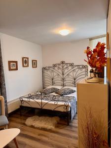 - une chambre avec un lit dans l'établissement Pensiunea CASA MOLDOVEANA, à Piatra Neamţ