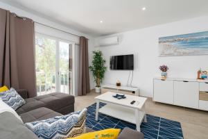 sala de estar con sofá y mesa en Quinta dos Arcos - Apartamento Viva Local en Alvor