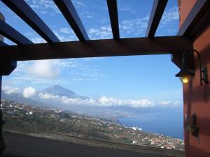 una ventana con vistas al océano en Villa El Jagüel, en Montañeta