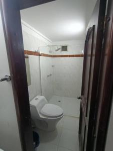 La salle de bains est pourvue de toilettes blanches. dans l'établissement Apartamento campestre LOFT con jacuzzi en San Lucas, El Poblado, à Medellín