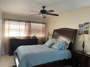 - une chambre avec un lit et un ventilateur de plafond dans l'établissement Bay Watch #5 - Weekly Beach Rental condo, à Clearwater Beach